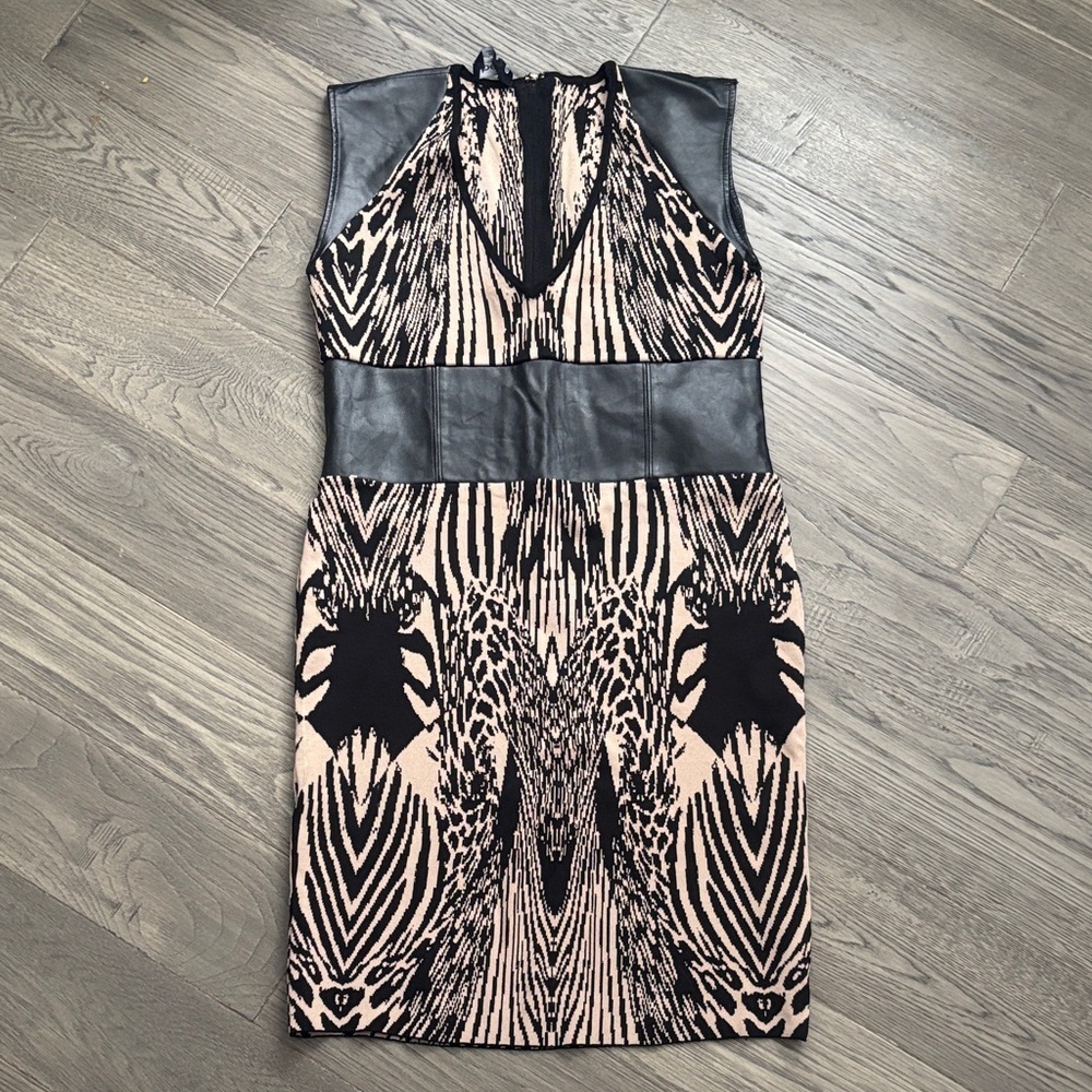 Bebe | Y2K 90’s Black and Cream Bodycon Stretchy Cheetah Dress Size Large